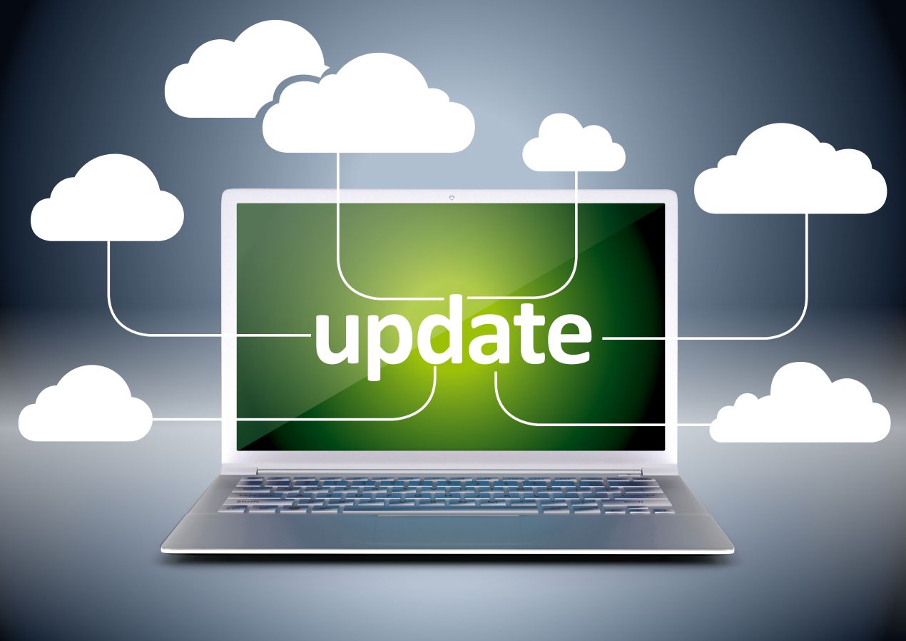 Laptop mit grünem Bildschirm und „Update“-Schriftzug, verbunden mit Cloud-Symbolen – symbolisiert ein Ota Update für drahtlose Software-Aktualisierungen,