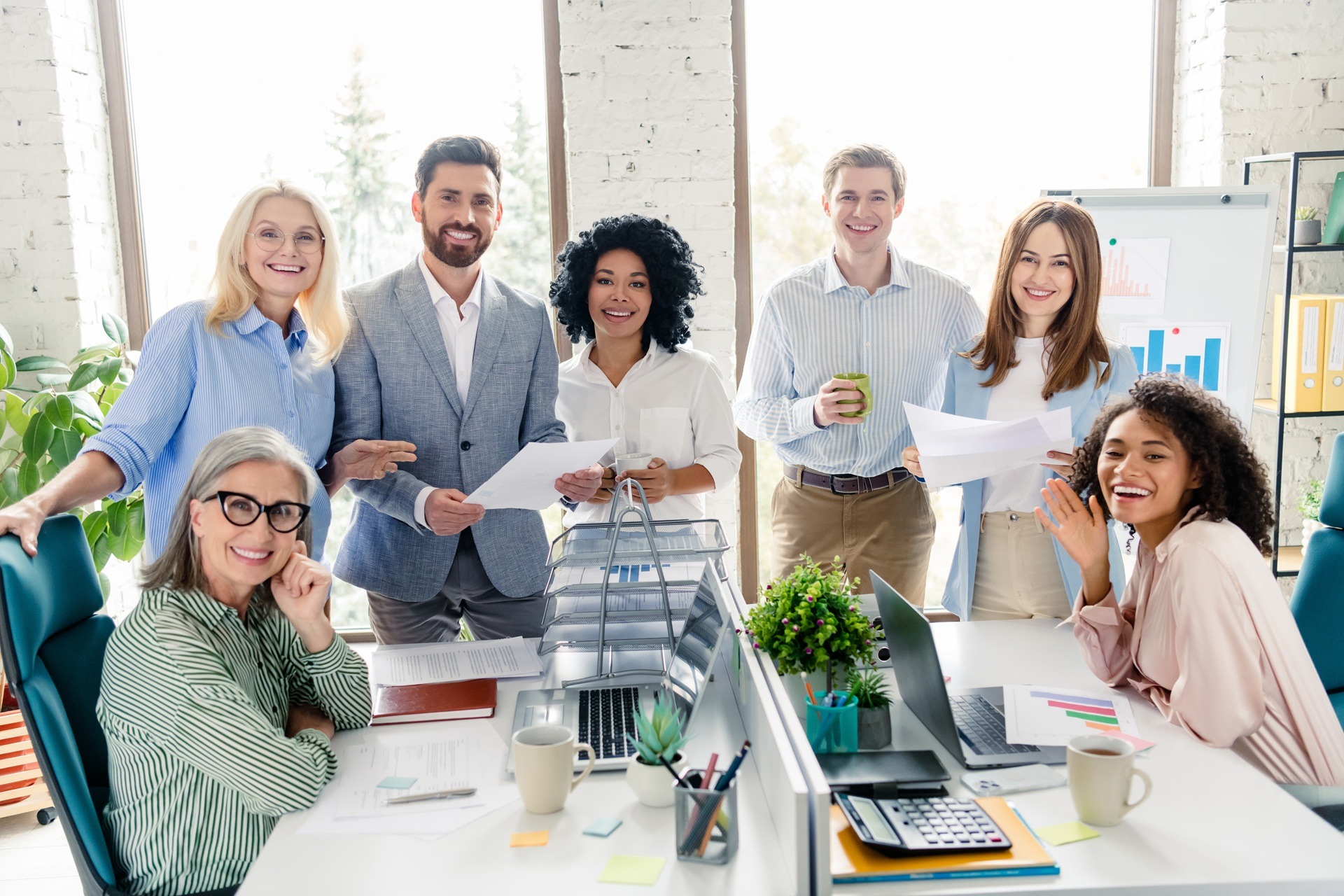 Teammeeting im Büro mit Mooswände im Hintergrund