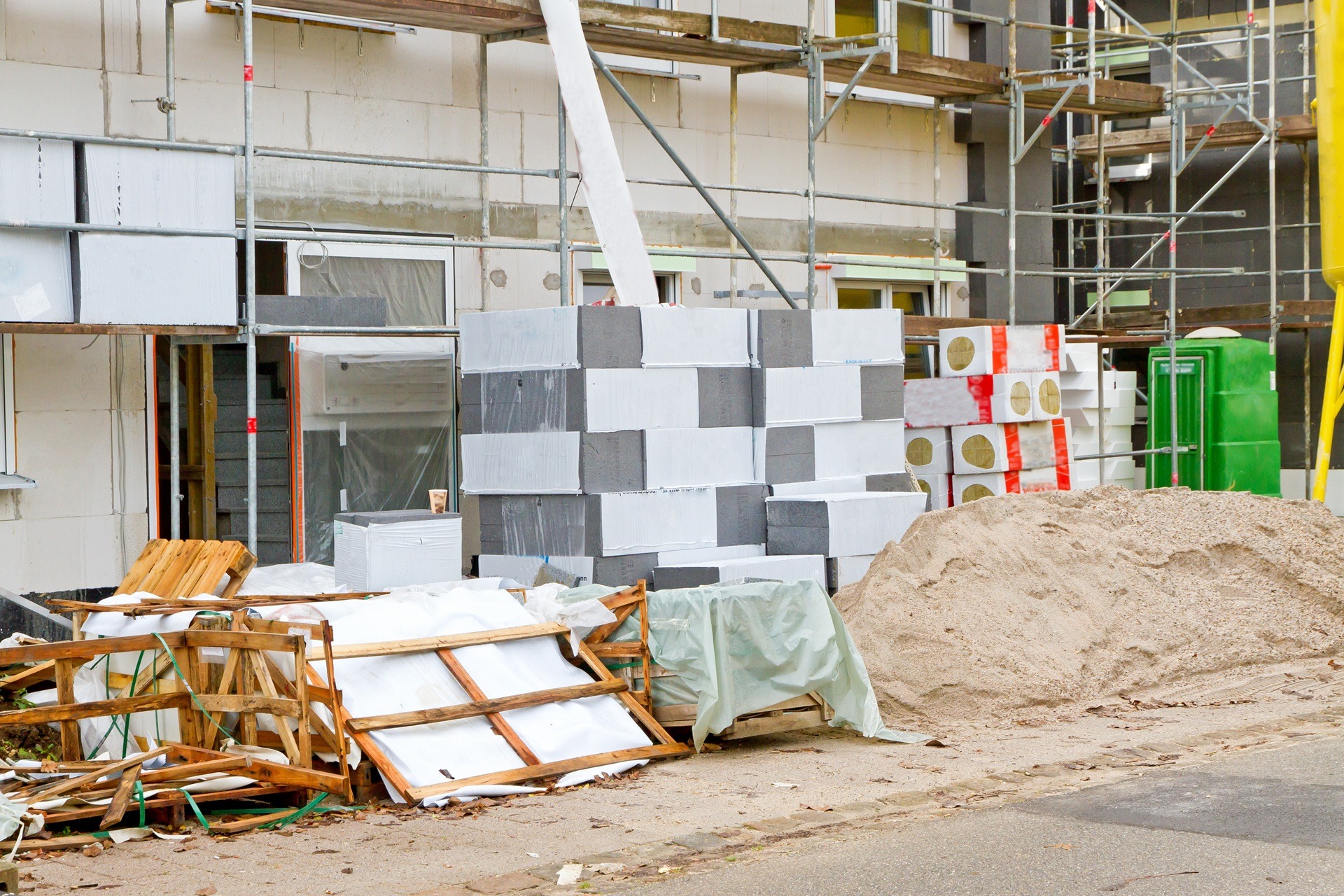 Baustelle mit Dämmung für Wärmepumpe Mietshaus Erfurt