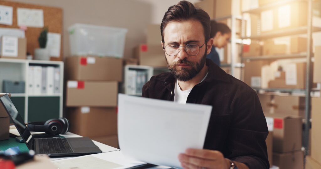 Mann analysiert Investitionen | Arbeitsbühne mieten