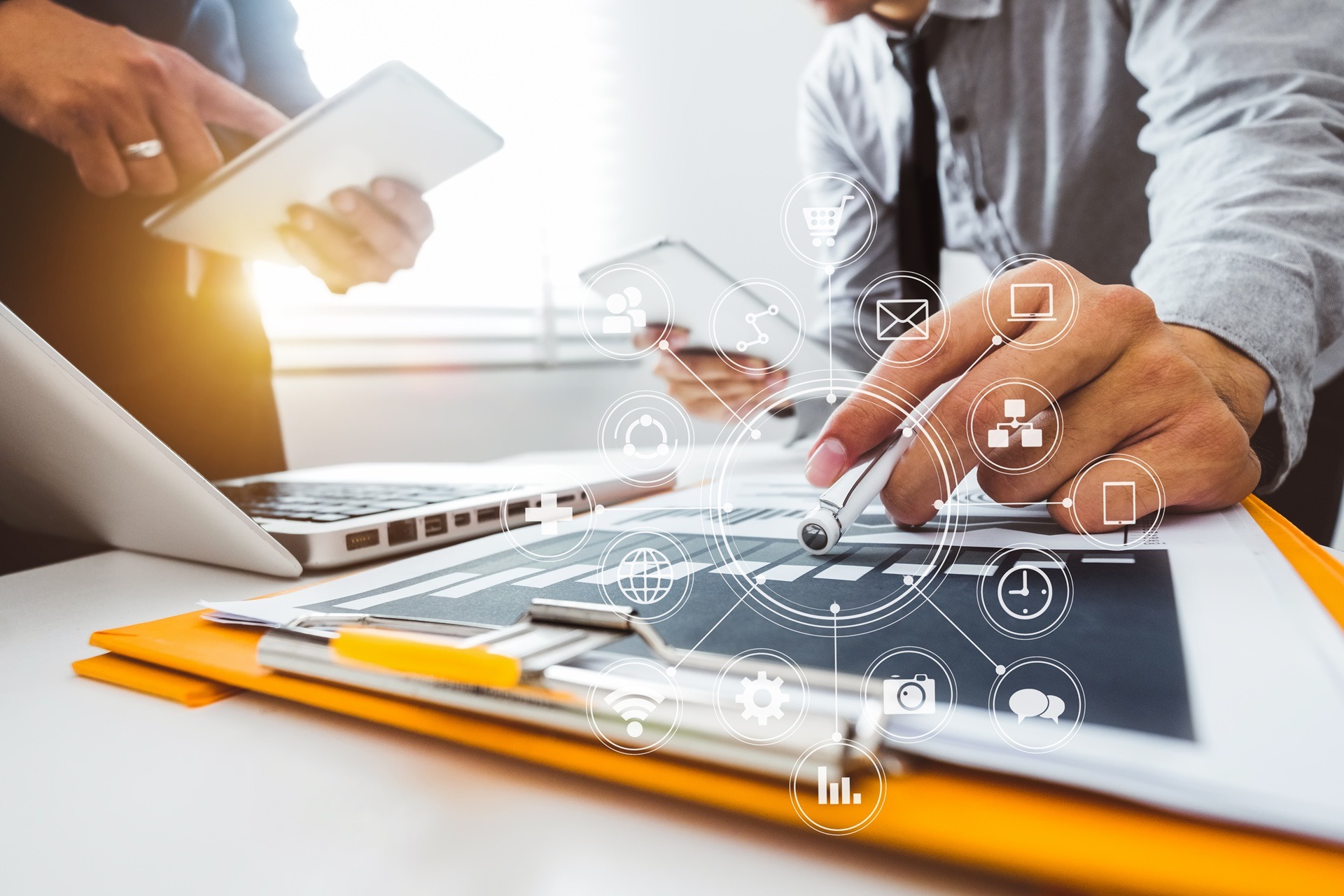 Digitale Geschäftsplanung mit Netzwerkicons | Software Musikfachhandel

