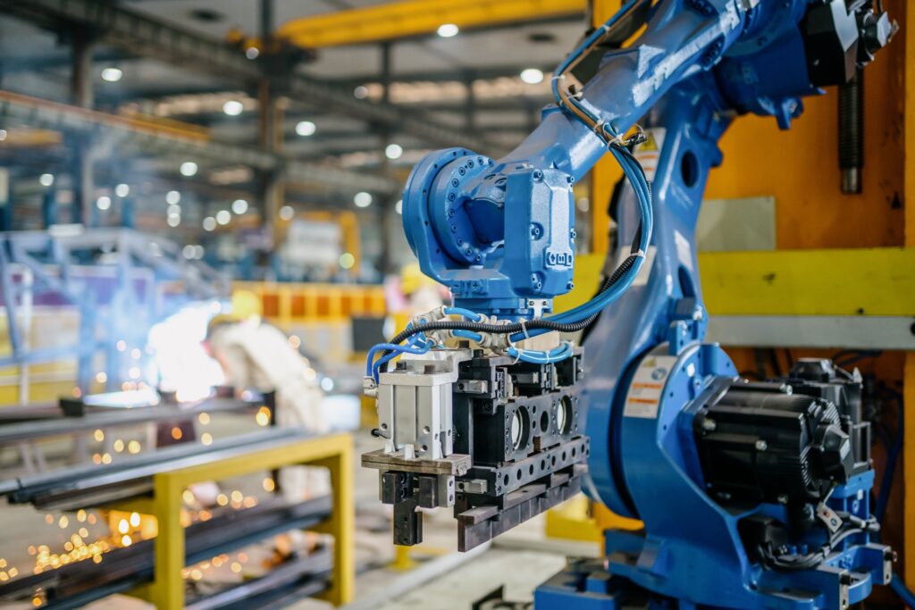 Roboterarm in Fertigung bei laufender Produktion | APS System