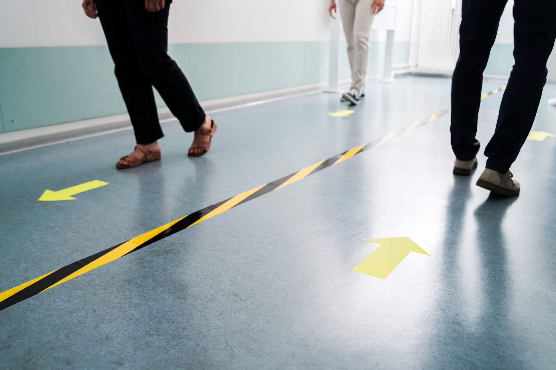 Gekennzeichneter Gehweg mit Pfeilen und Bodenlinie