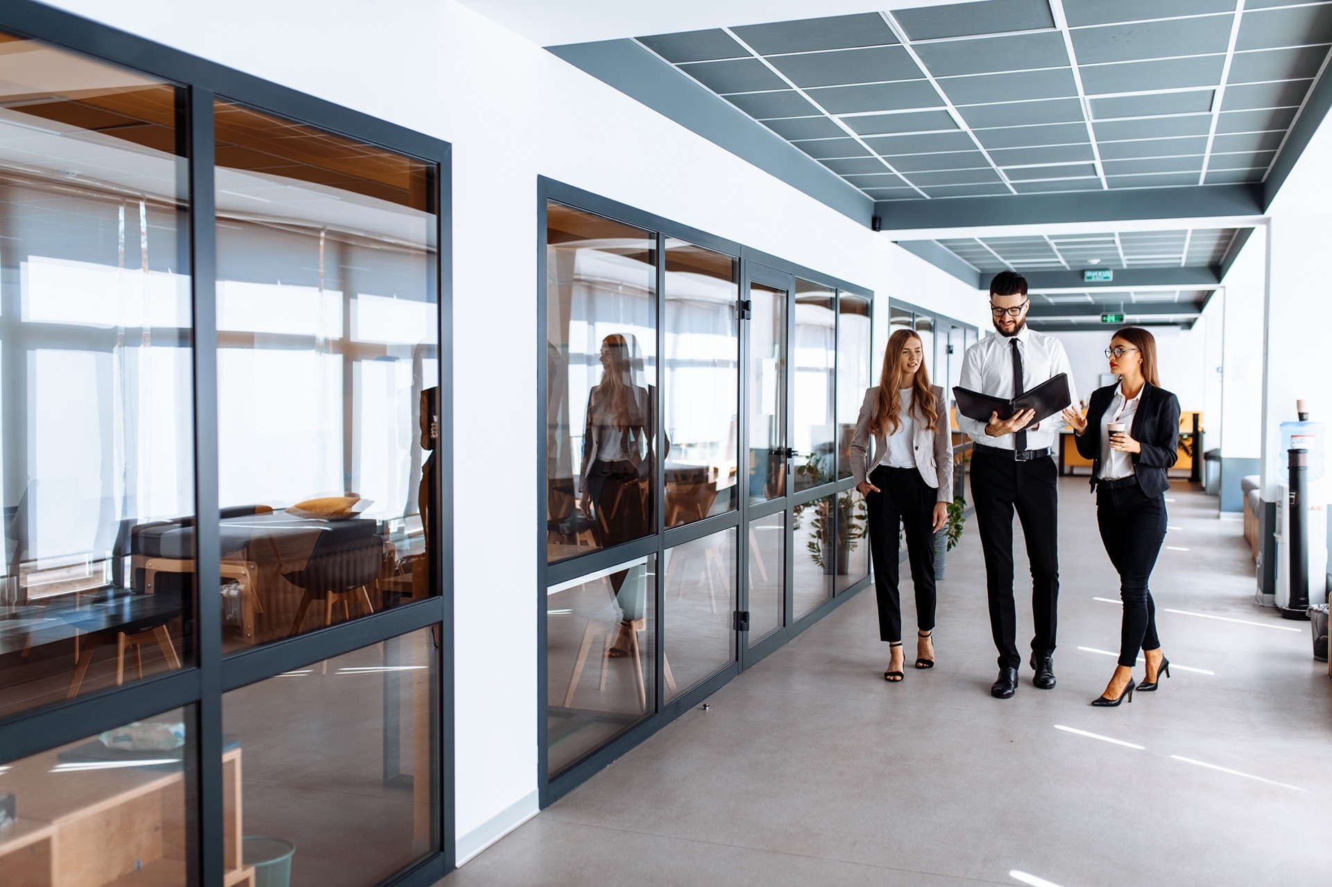 Teamgespräch im Büro-Flur | Duschrückwand