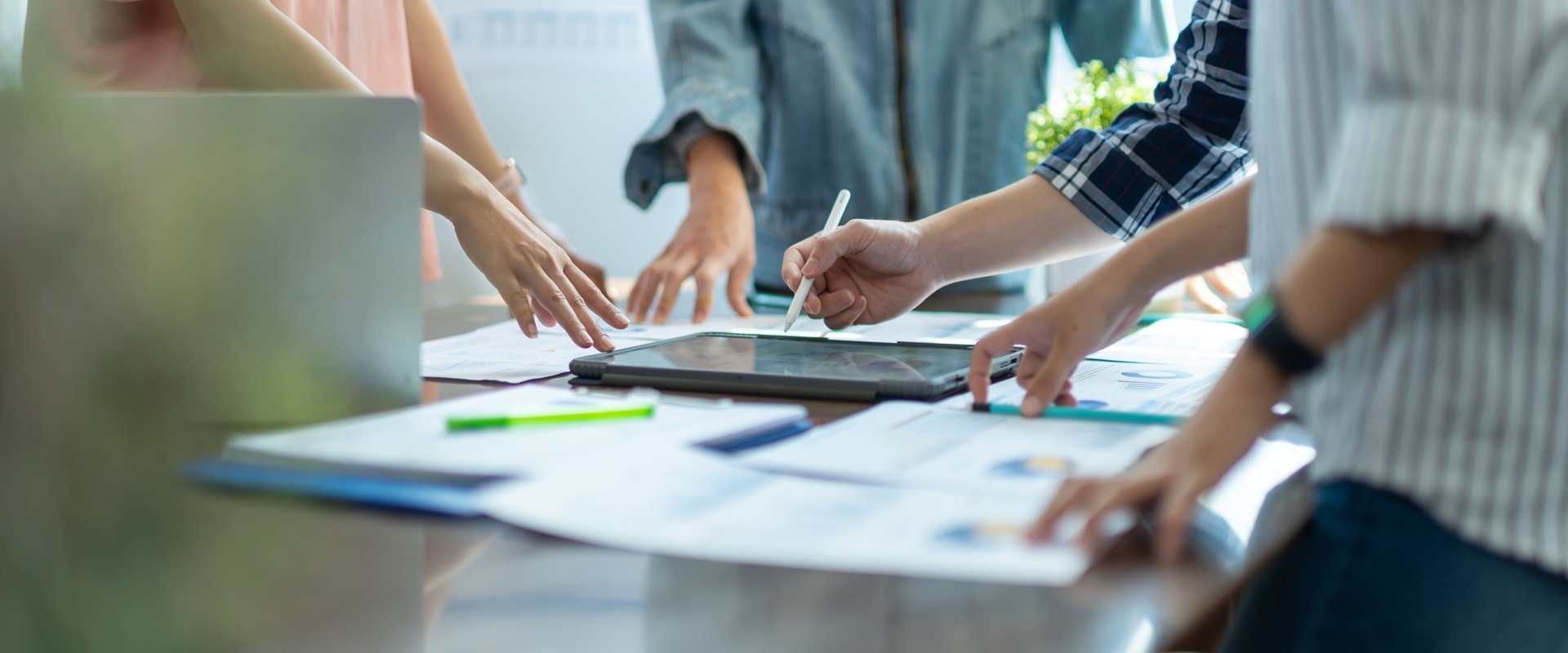 Startup-Team bespricht Unterlagen | Gehaltsabrechnung online
