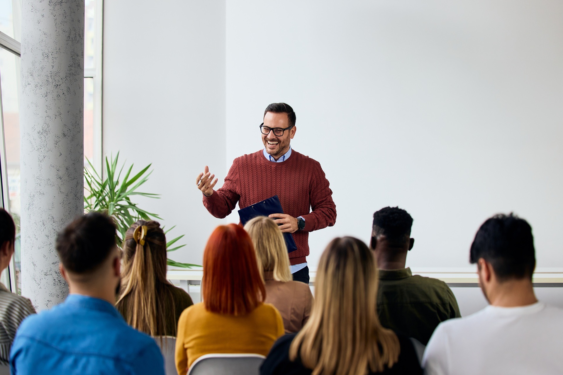 Seminar mit Vortragendem und Teilnehmern | Kita Ausbildung