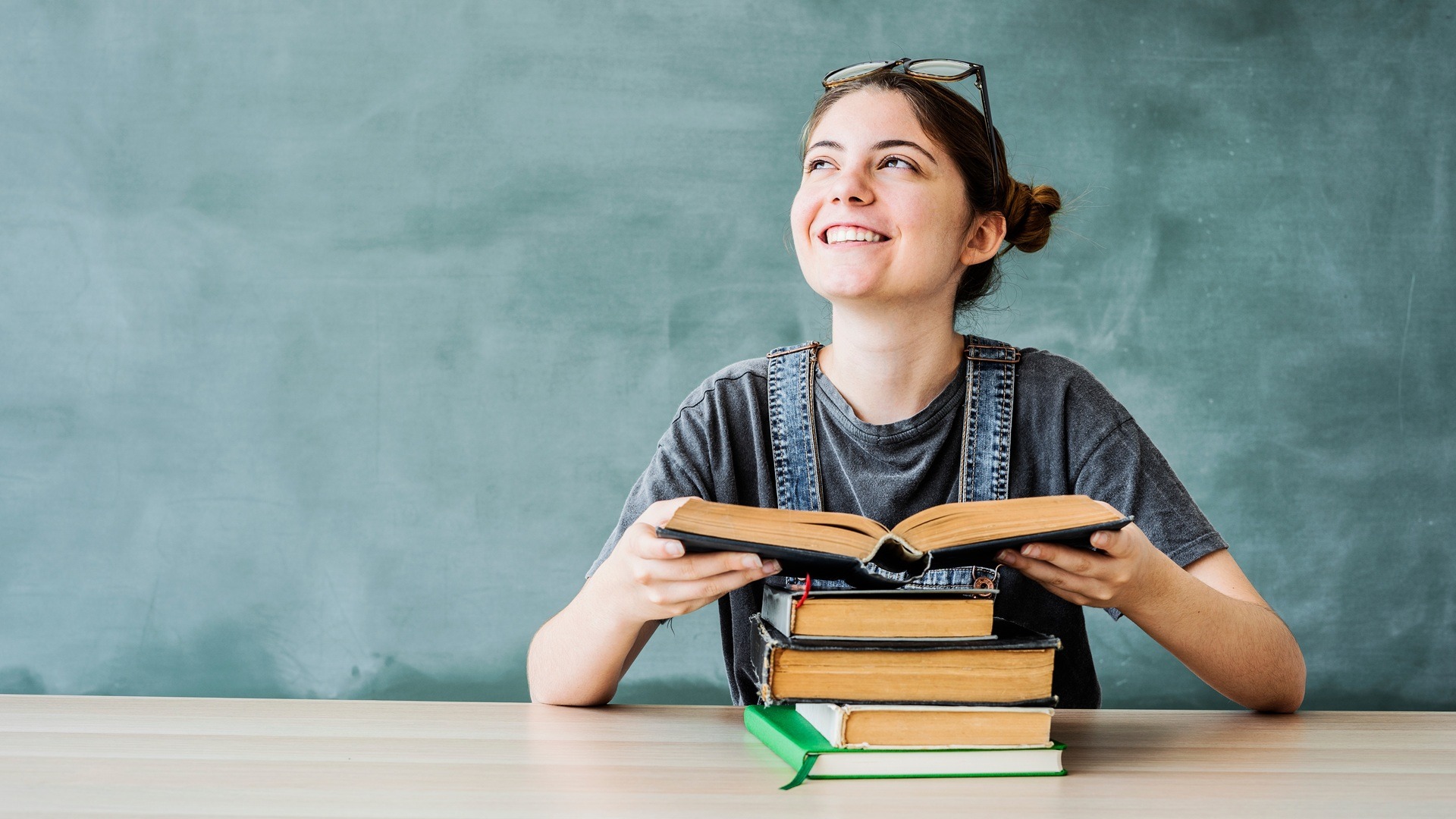 Studentin mit Büchern am Tisch | Kita Ausbildung