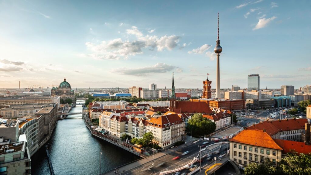 Panorama von Berlin mit Blick auf den Fernsehturm – Chiropraxis Berlin in zentraler Lage entdecken