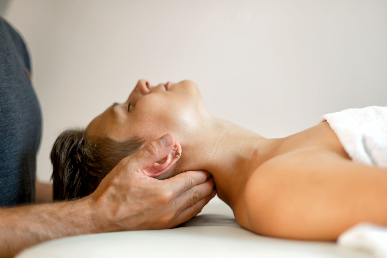 Nackenbehandlung bei einer Frau in entspannter Position – Chiropraxis Berlin behandelt ganzheitlich