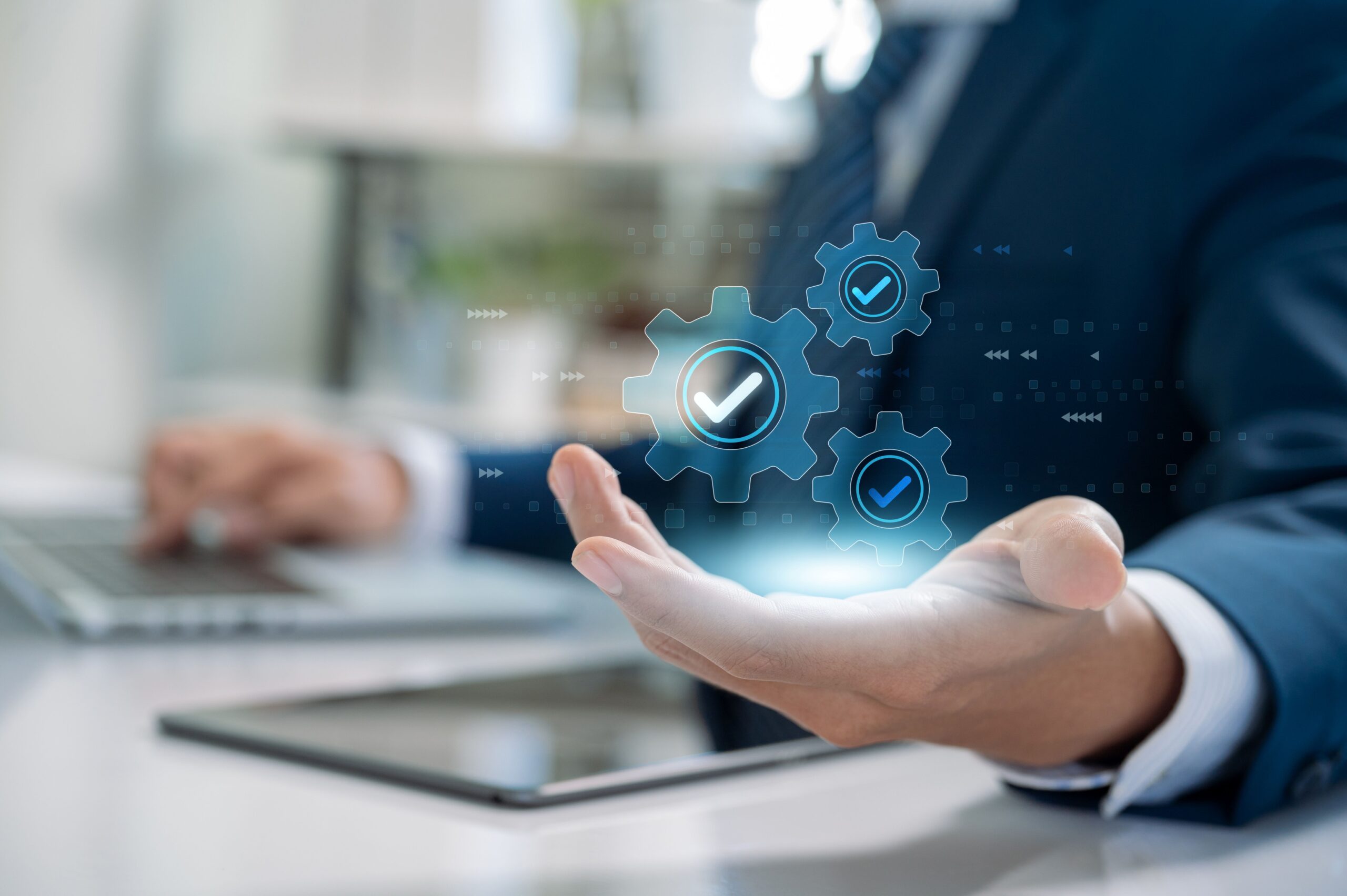 ML Ops sorgt für reibungslose Datenprozesse: Geschäftsmann präsentiert automatisierte, geprüfte Workflows mit digitalem Kontrollsystem