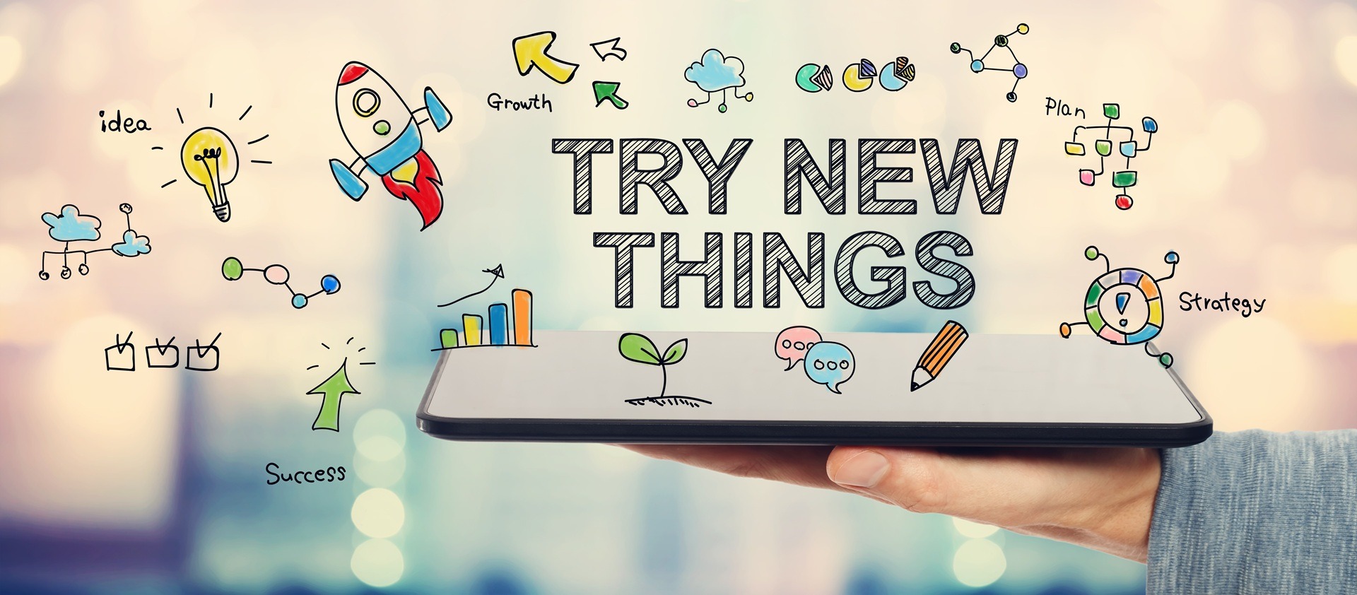 Hand hält Tablet mit Symbolen für Innovation und Ideen | Stehtisch