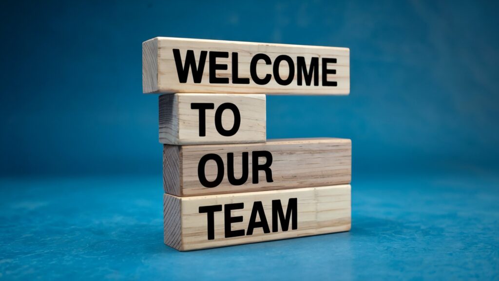 Holzbausteine mit Aufschrift Welcome to our Team | Stehtisch